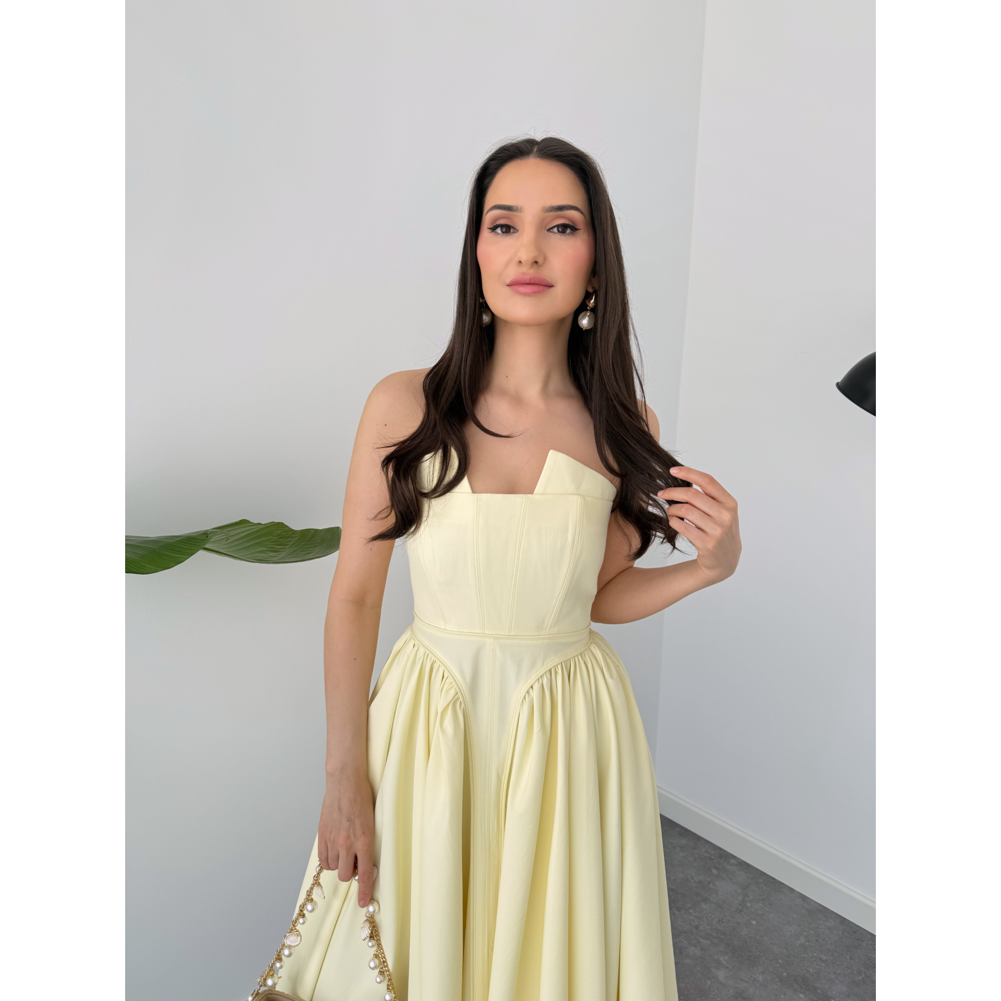 BELE OTURAN STRAPLEZ ELBİSE SARI