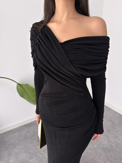 DÜŞÜK OMUZ DRAPE DETAY MAKSİ BOY ELBİSE