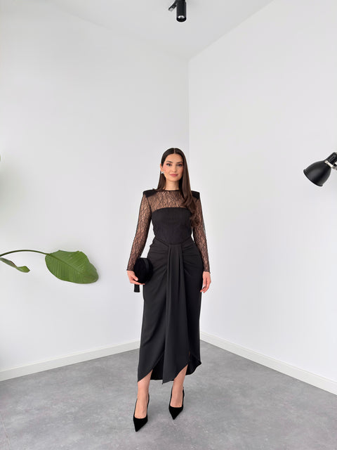 OMUZLARI VATKALI DRAPE DETAY ETEĞİ ASİMETRİK ELBİSE SİYAH