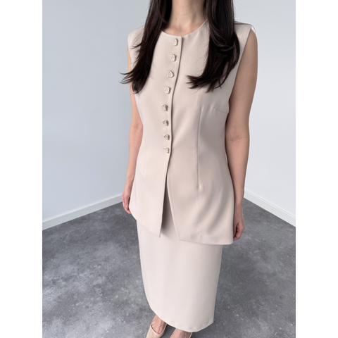 بدلة تنورة بأزرار ذهبية باللون الأسود