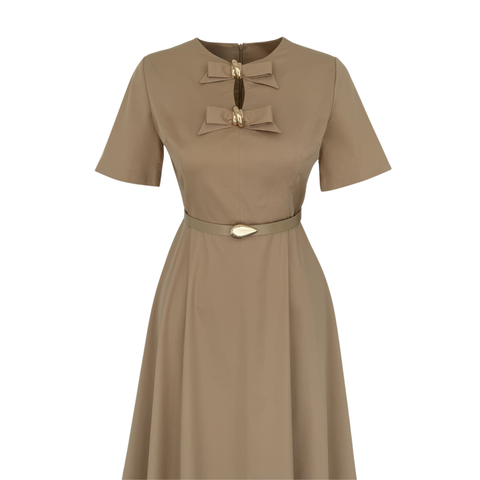 FİYONK DETAYLI KISA KOL KEMERLİ ELBİSE CAMEL