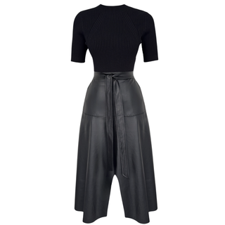 فستان تريكو مع تنورة من الجلد الصناعي باللون الأسود