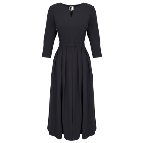 YAKASI BROŞ DETAYLI PİLELİ ELBİSE SİYAH