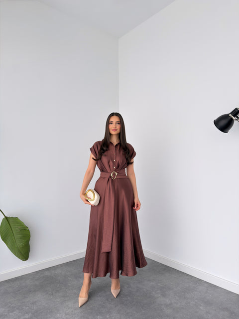 BELİ AKSESUAR DETAY GOLD DÜĞMELİ MAKSİ BOY ELBİSE KAHVE