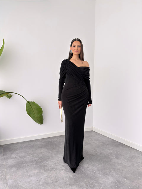 DÜŞÜK OMUZ DRAPE DETAY MAKSİ BOY ELBİSE