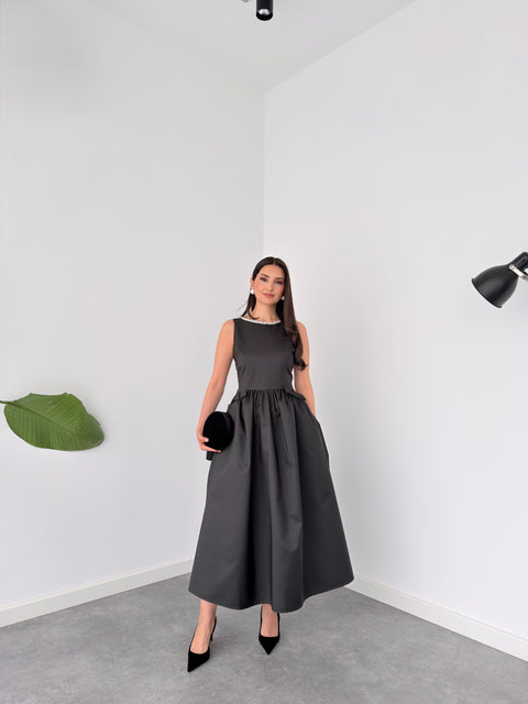 YAKASI TAŞ İŞLEMELİ FİYONK DETAY TAFTA ELBİSE SİYAH