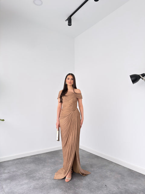 ASİMETRİK YAKA DRAPELİ UZUN ABİYE ELBİSE KOYU GOLD