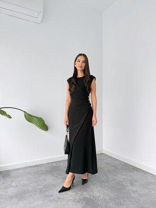 ETEĞİ KRUVAZE MODEL YANDAN İNCİ DÜĞMELİ ELBİSE SİYAH