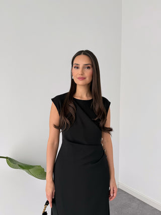 ETEĞİ KRUVAZE MODEL YANDAN İNCİ DÜĞMELİ ELBİSE SİYAH