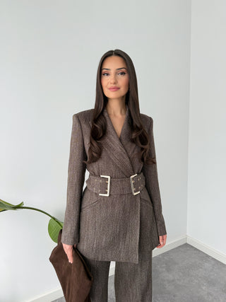 KEMER DETAYLI KRUVAZE TAKIM KAHVE