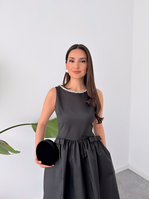 YAKASI TAŞ İŞLEMELİ FİYONK DETAY TAFTA ELBİSE SİYAH