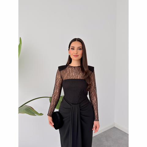 OMUZLARI VATKALI DRAPE DETAY ETEĞİ ASİMETRİK ELBİSE SİYAH