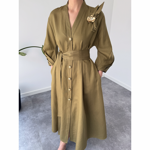 BROŞ DETAYLI YARASA KOL MAKSİ ELBİSE HAKİ