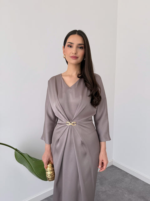 BELİ AKSESUAR DETAYLI V YAKA SATEN ELBİSE GRİ