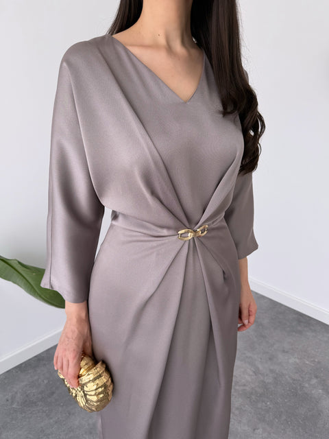 BELİ AKSESUAR DETAYLI V YAKA SATEN ELBİSE GRİ