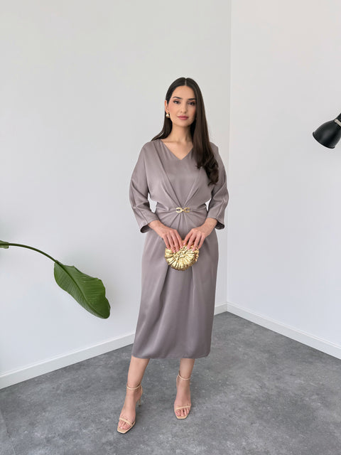 BELİ AKSESUAR DETAYLI V YAKA SATEN ELBİSE GRİ