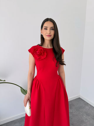 BELE OTURAN GÜL DETAY ELBİSE KIRMIZI