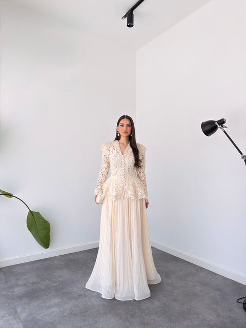 OMUZLARI ÇİÇEK APLİKELİ GÜPÜR CEKET VE ETEK TAKIM EKRU