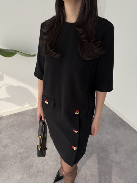 فستان بأزرار ذهبية