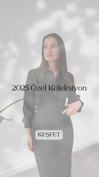 Yazılı üst kısmında '2025 Özel Koleksiyon' ve 'KEŞFET' bulunan uzun kollu siyah elbise